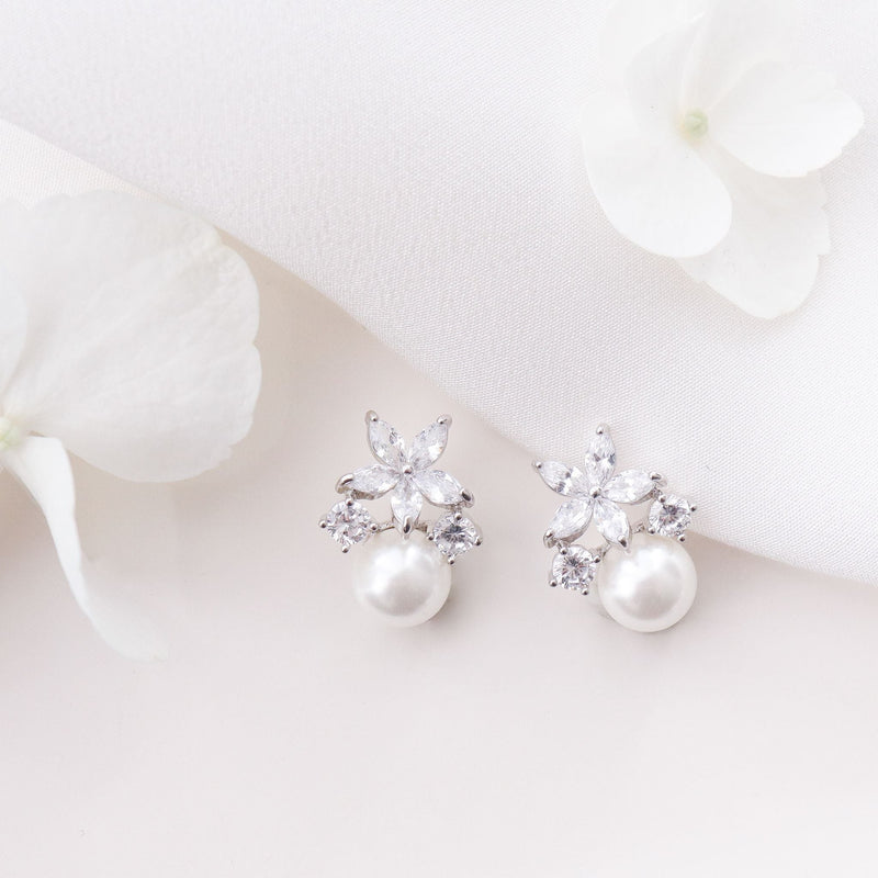 Orecchini floreali con perla in argento, S925