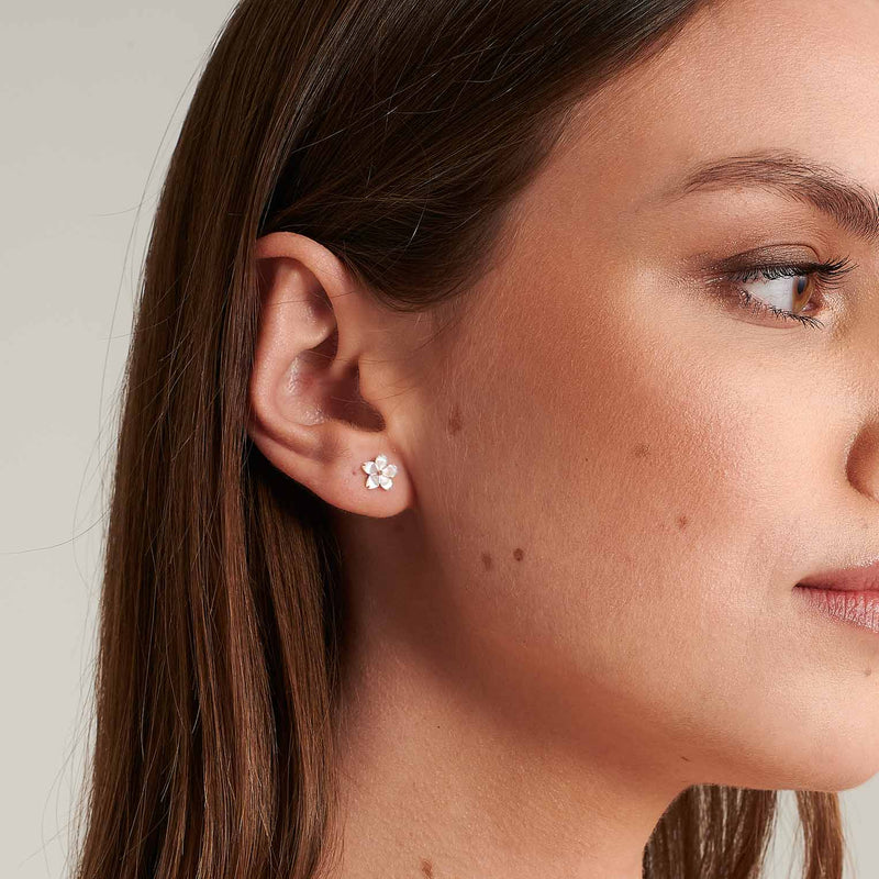 Orecchini madreperla fiore oro