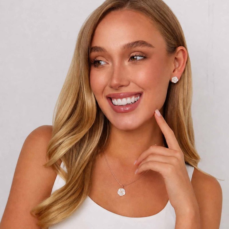 Pearl Flower Necklace Nacre