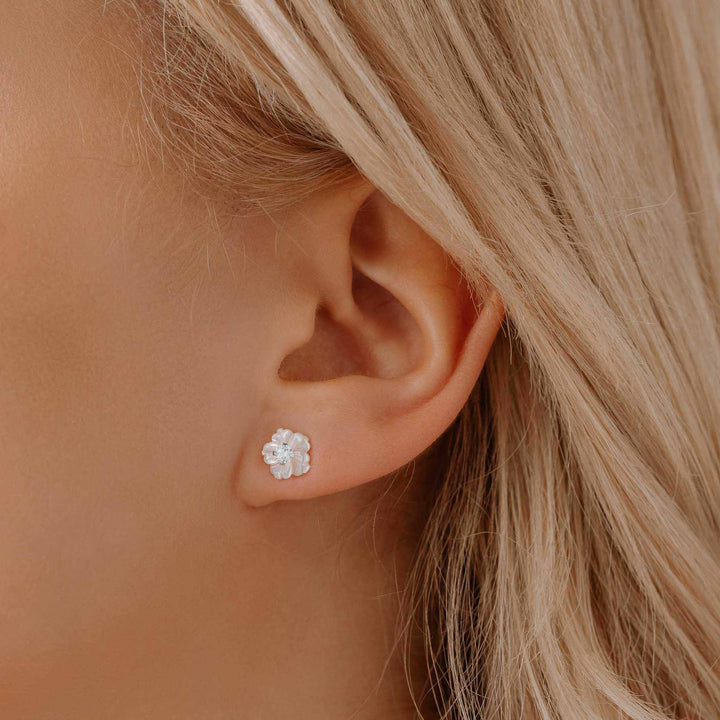 Boucles d'oreilles Fleur de nacre - 375 or blanc