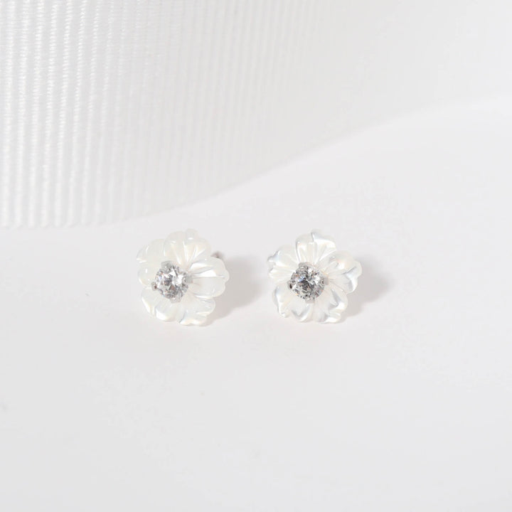 Boucles d'oreilles Fleur de nacre - 375 or blanc