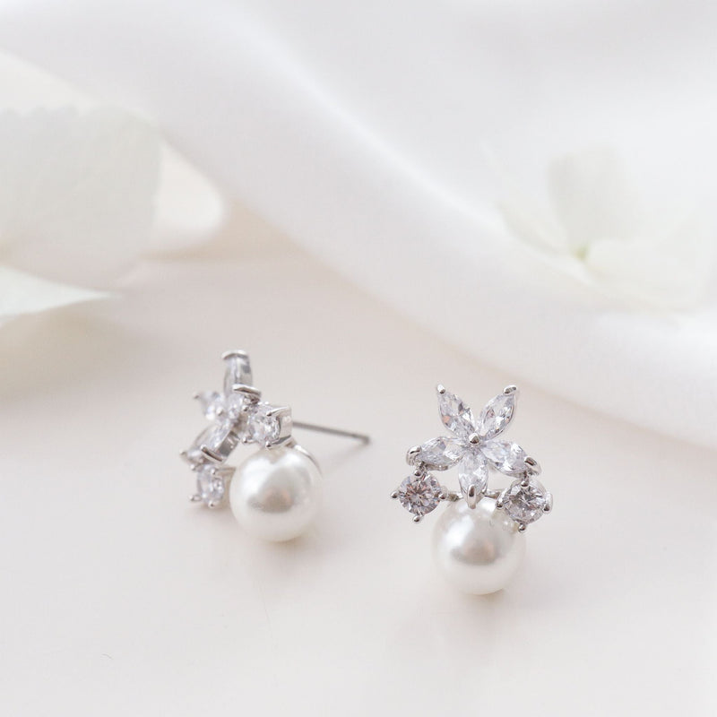 Orecchini floreali con perla in argento, S925