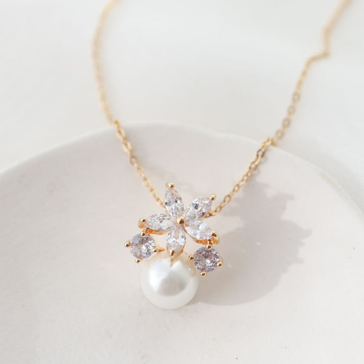 Collana floreale con perle, oro S925